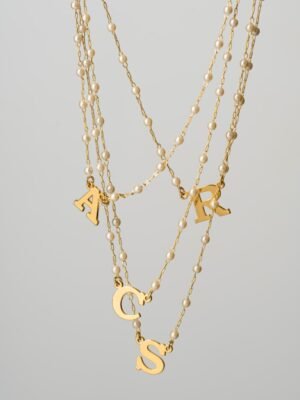 Colar pérolas com pingente Letra