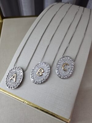 Colar pingente oval com letra