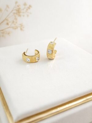 Argola texturizada com cristal quadrado