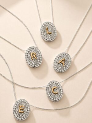 Colar pingente oval com letra